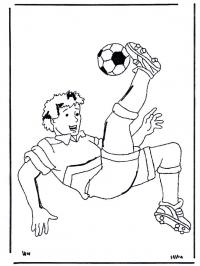 Футболист бьет мяч через себя Распечатать раскраски для мальчиков