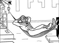 Человек паук отдыхает на гамаке Распечатать раскраски для мальчиков