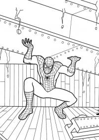 Человек паук поднимает огромную балку Раскрашивать раскраски для мальчиков